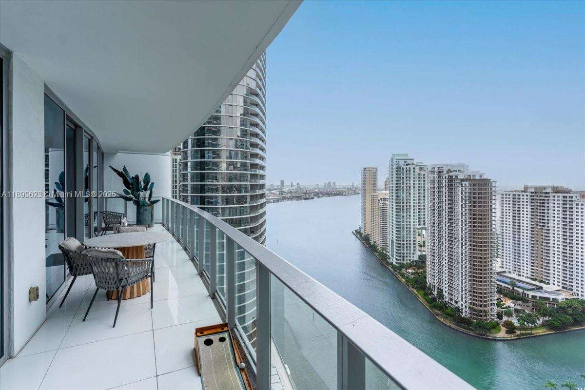 EPIC WEST - 200 Biscayne Blvd Way, Miami, FL 33131 | Picture 2