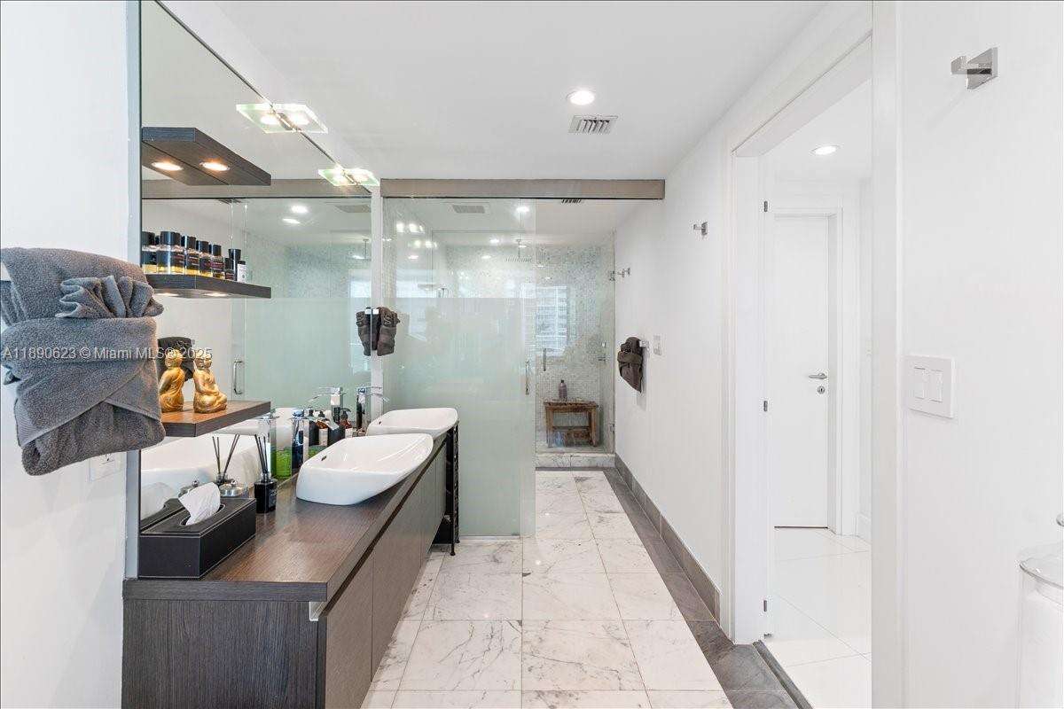 EPIC WEST - 200 Biscayne Blvd Way, Miami, FL 33131 | Picture 17