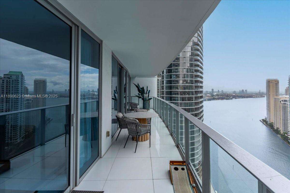 EPIC WEST - 200 Biscayne Blvd Way, Miami, FL 33131 | Picture 23