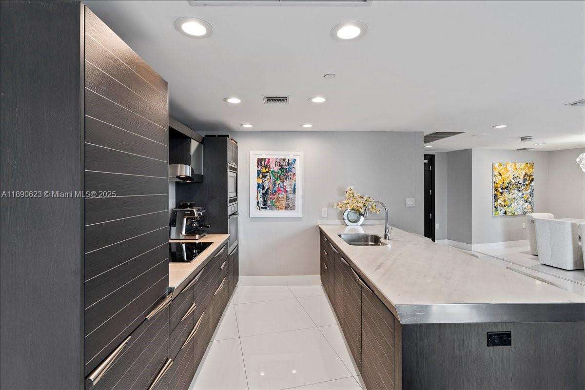 EPIC WEST - 200 Biscayne Blvd Way, Miami, FL 33131 | Picture 10