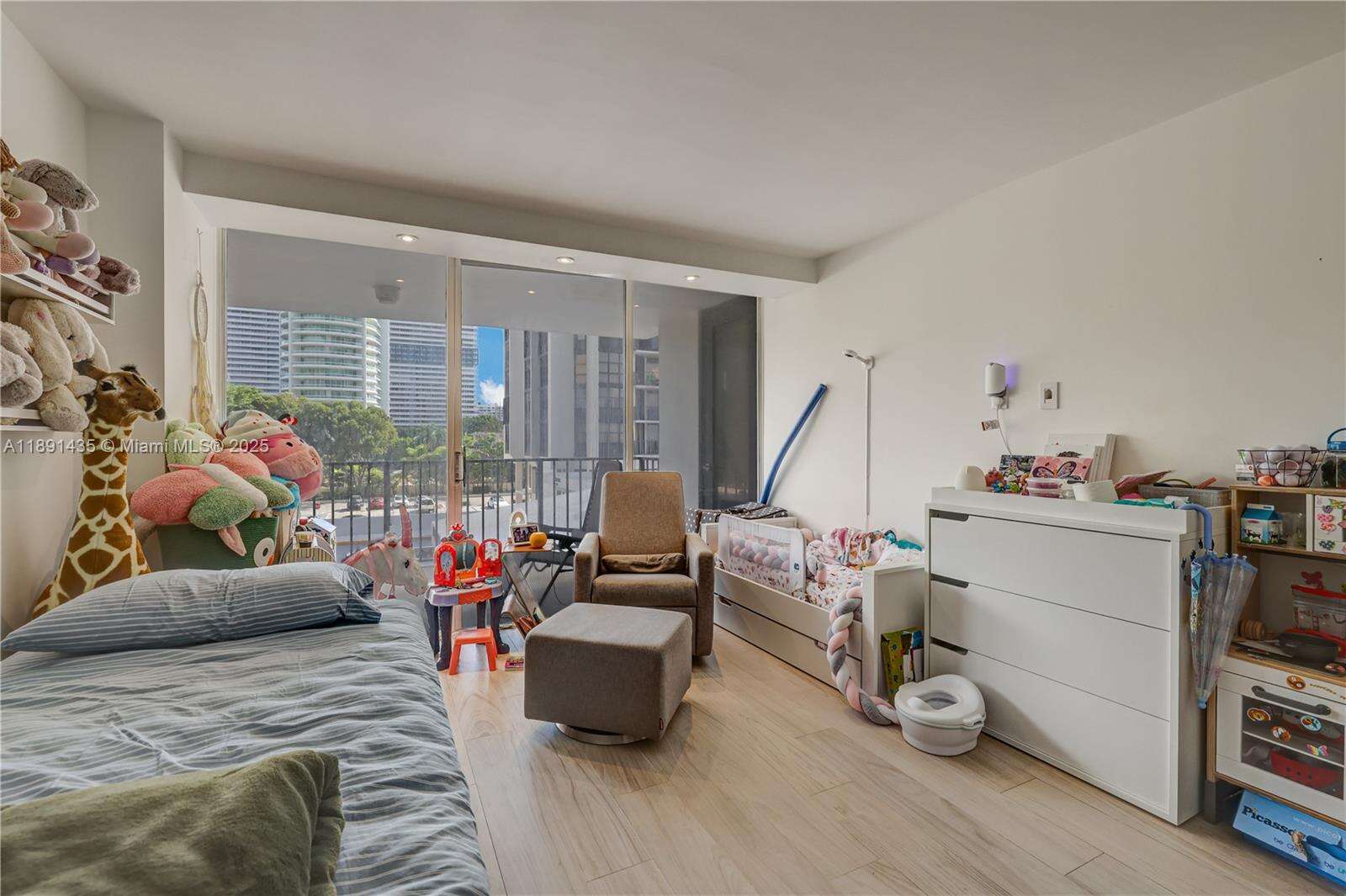 Brickell Place at 1901 Brickell Ave, Miami, FL 33129 - For Sale photo 13