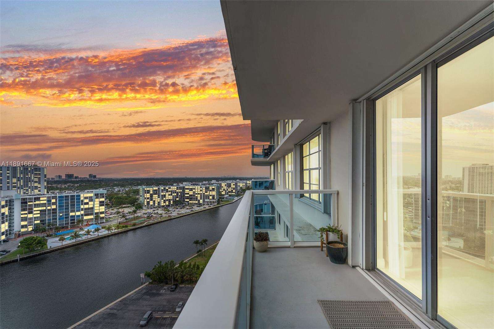 The Hallmark Of Hollywood Condos for Sale & Rent | Picture 1