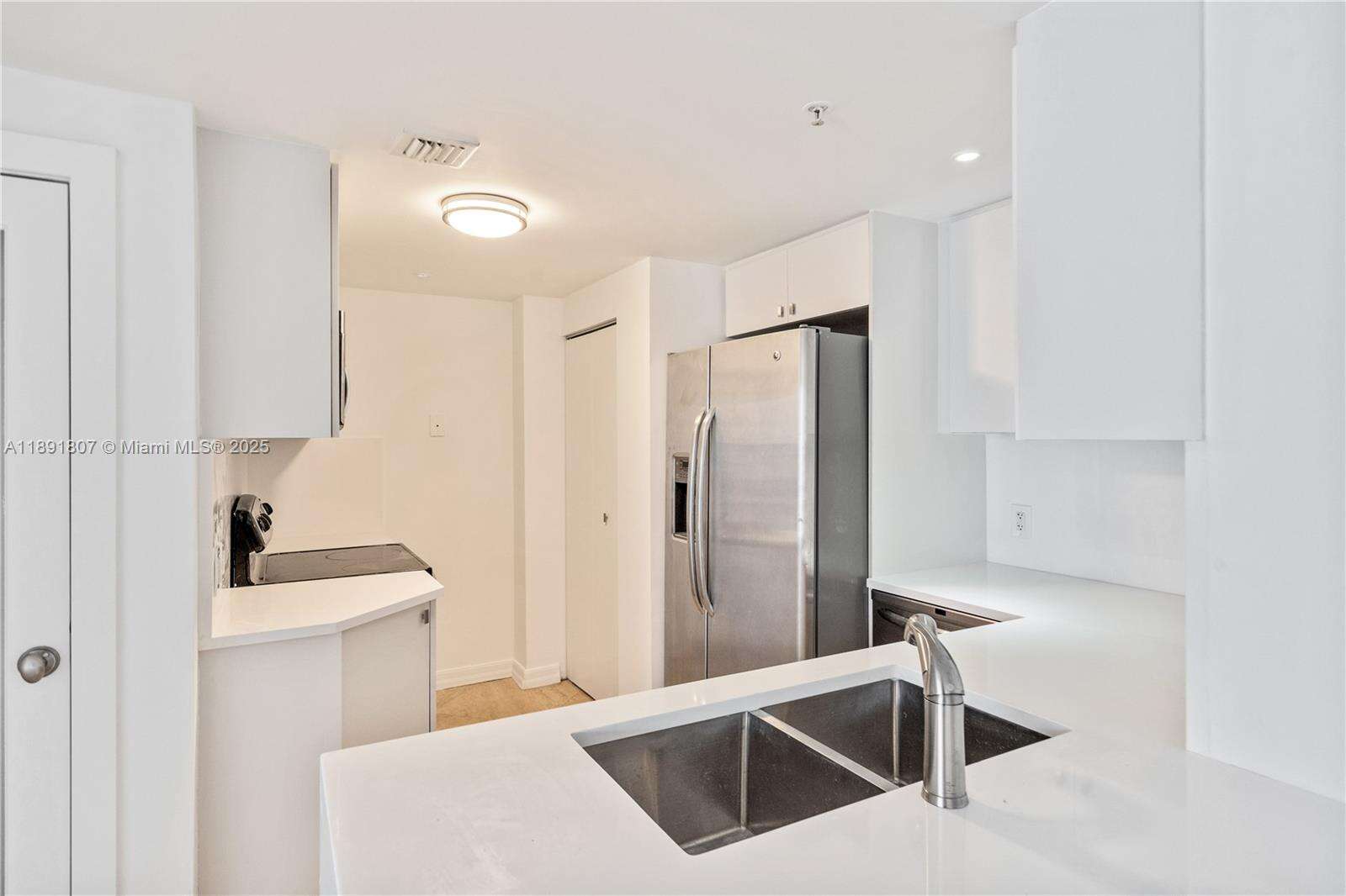 Courvoisier Courts at 701 Brickell Key Blvd, Miami, FL 33131 - For Sale photo 6