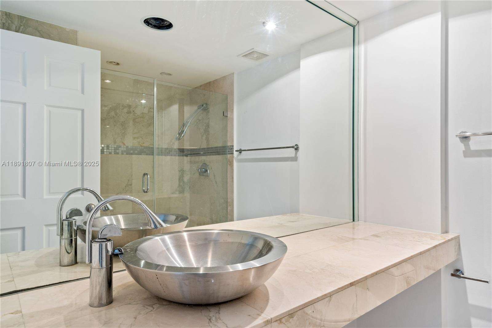 Courvoisier Courts at 701 Brickell Key Blvd, Miami, FL 33131 - For Sale photo 9