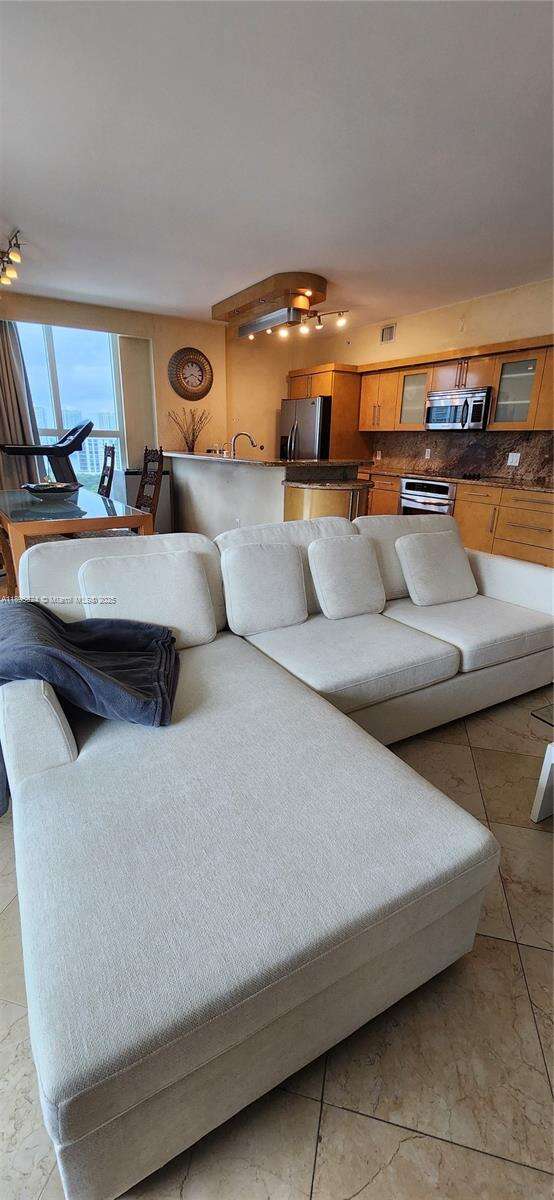 KING DAVID OF SUNNY ISLES - 17555 Atlantic Blvd, Sunny Isles Beach, FL 33160 | Picture 3