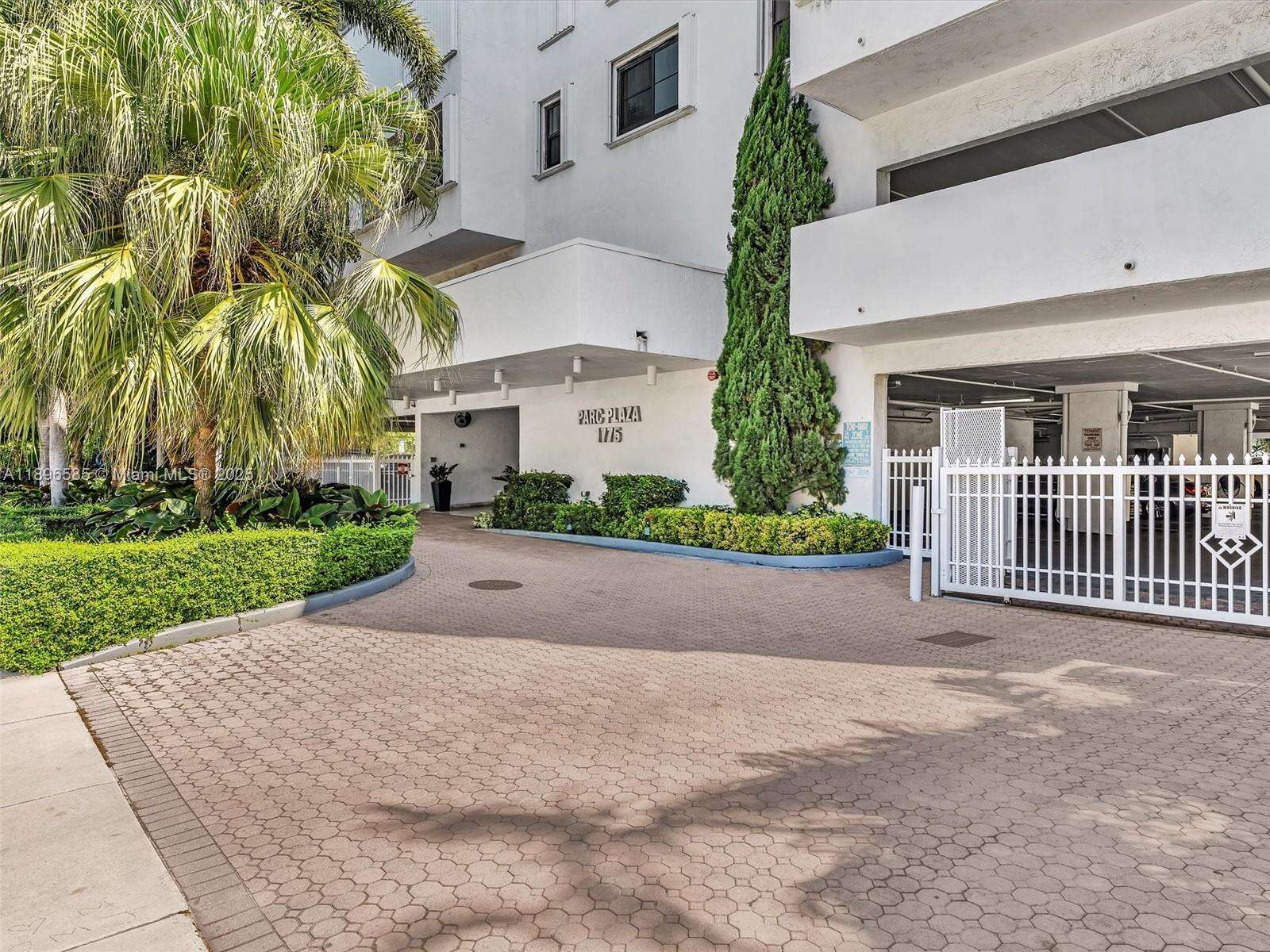 Parc Plaza Condos for Sale & Rent | Picture 1