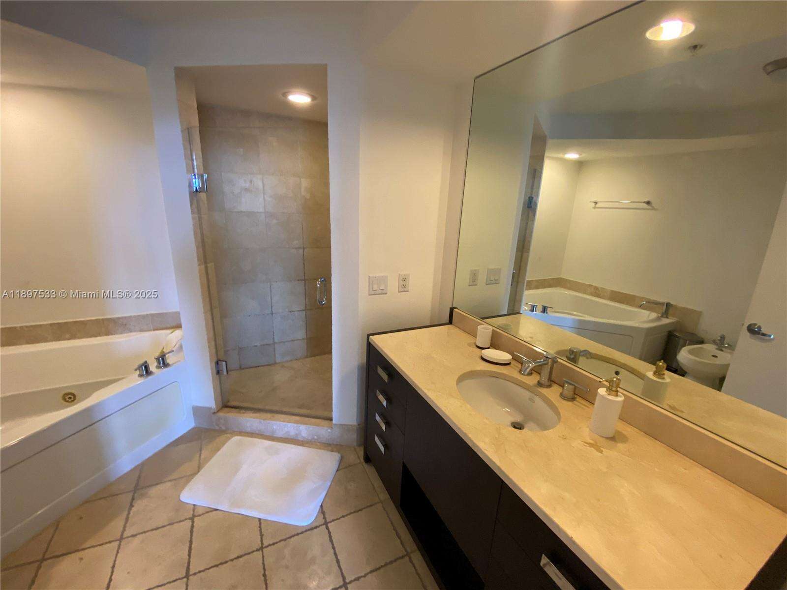 Trump Royale at 18201 Collins Ave, Sunny Isles Beach, FL 33160 - For Sale photo 4