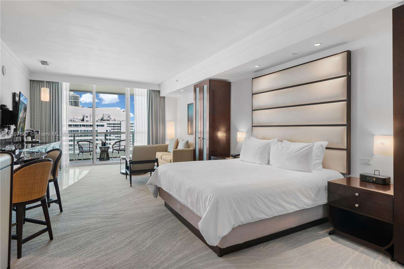 FONTAINEBLEAU III OCEAN CLUB - 4391 Collins Ave, Miami Beach, FL 33140 | Picture 4