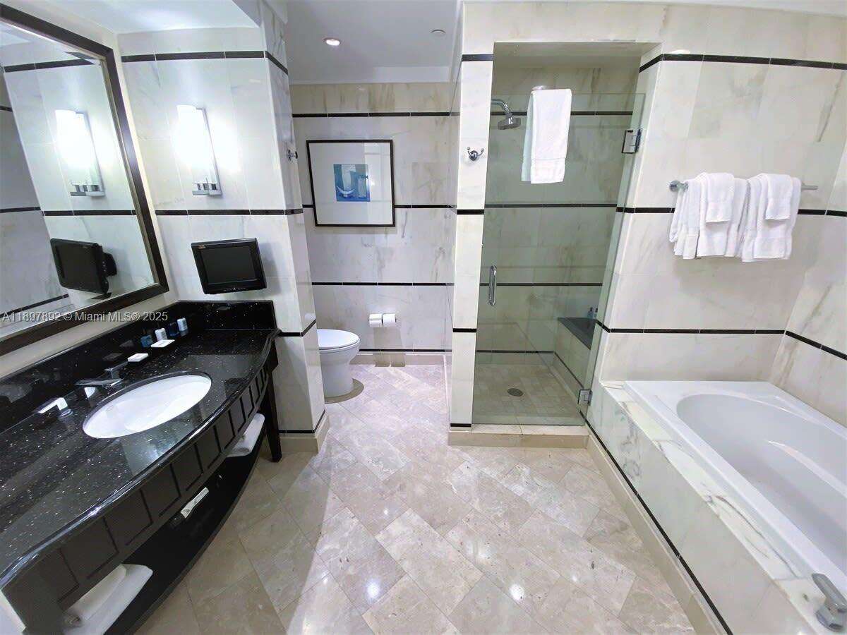 FONTAINEBLEAU III OCEAN CLUB - 4391 Collins Ave, Miami Beach, FL 33140 | Picture 3