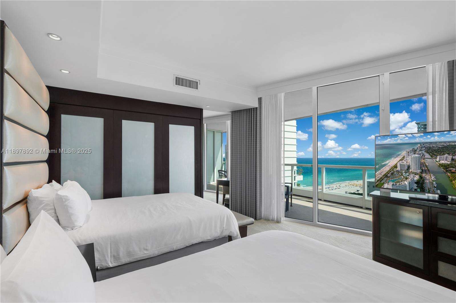 FONTAINEBLEAU III OCEAN CLUB - 4391 Collins Ave, Miami Beach, FL 33140 | Picture 4