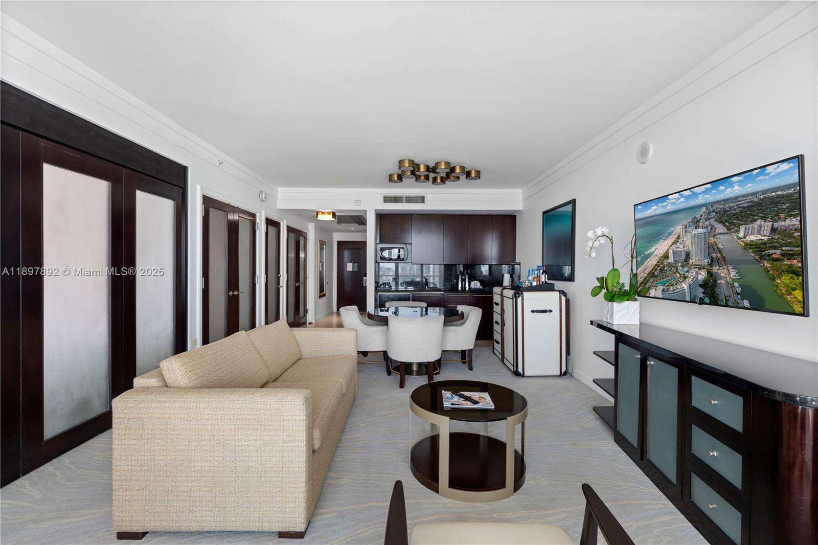 FONTAINEBLEAU III OCEAN CLUB - 4391 Collins Ave, Miami Beach, FL 33140 | Picture 5