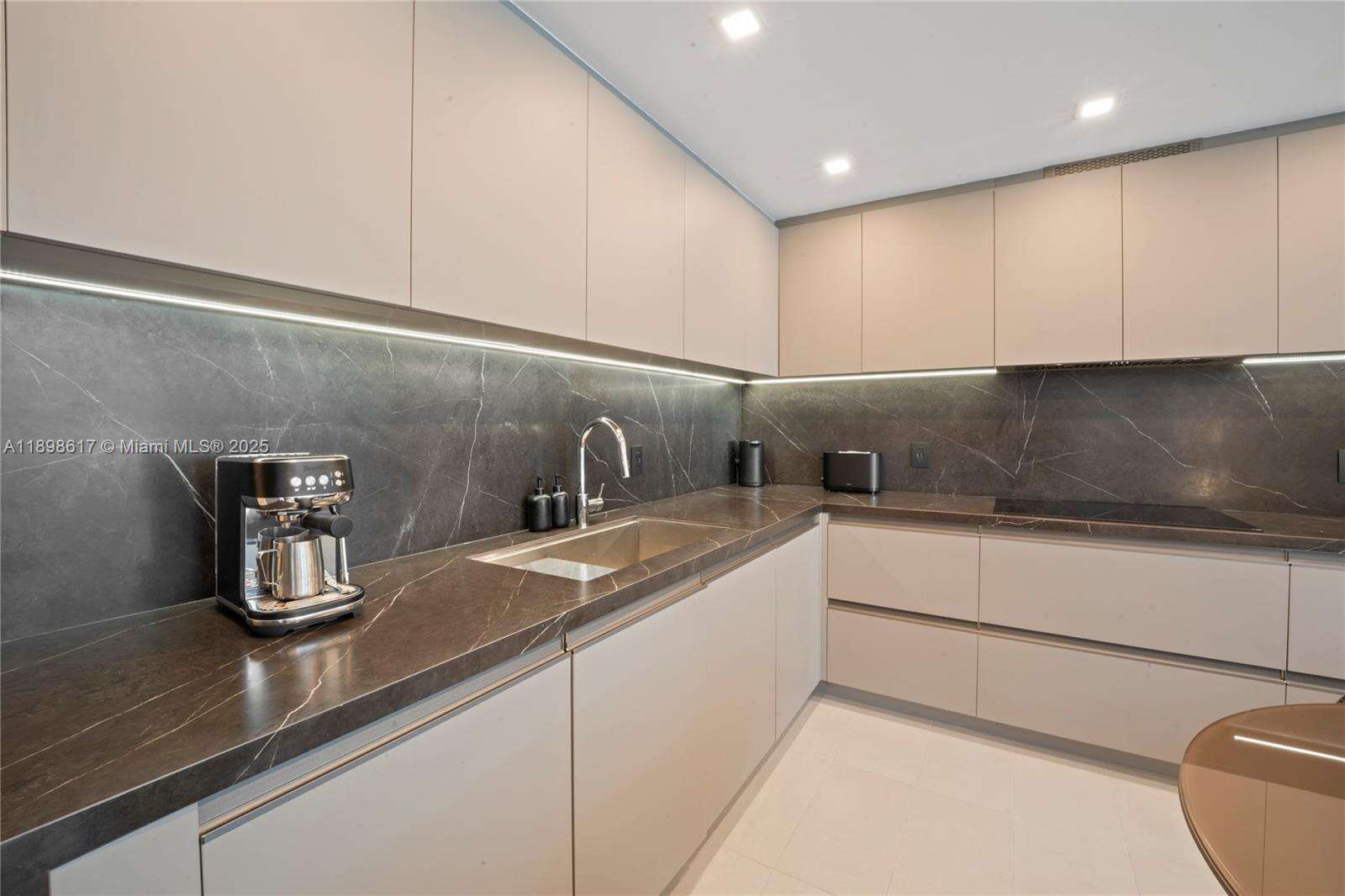 RONEY PALACE - 2301 Collins Ave, Miami Beach, FL 33139 | Picture 8