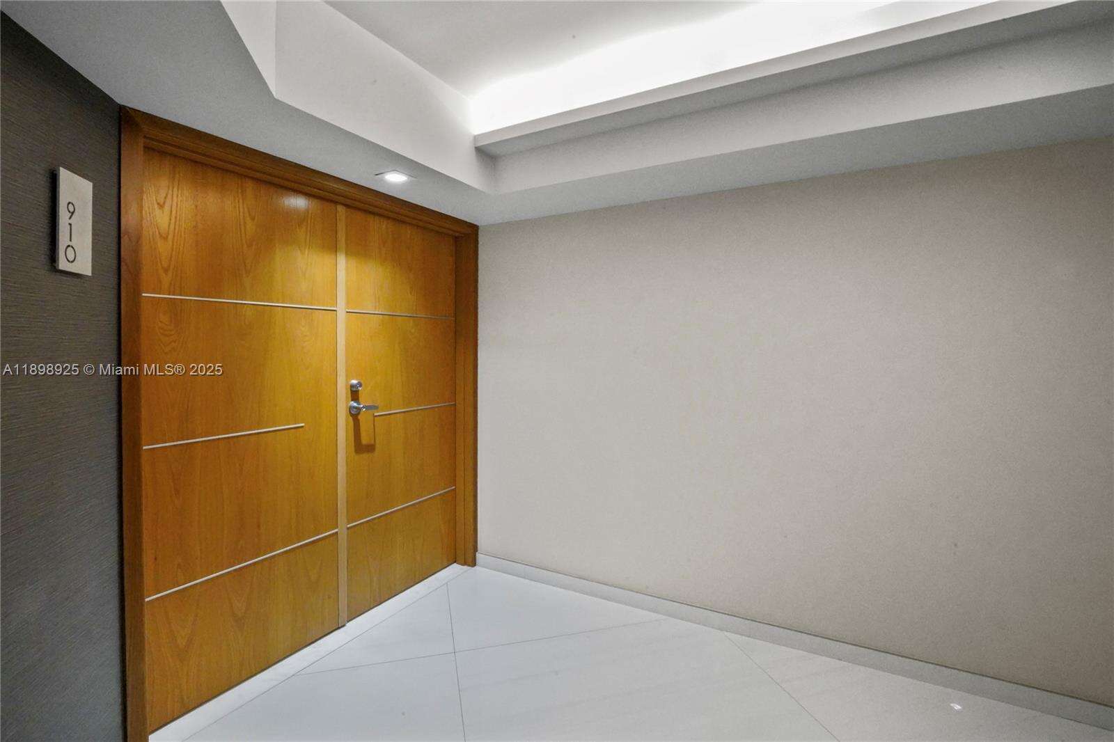 SOUTH POINTE TOWERS CONDO I - 400 Pointe Dr, Miami Beach, FL 33139 | Picture 2