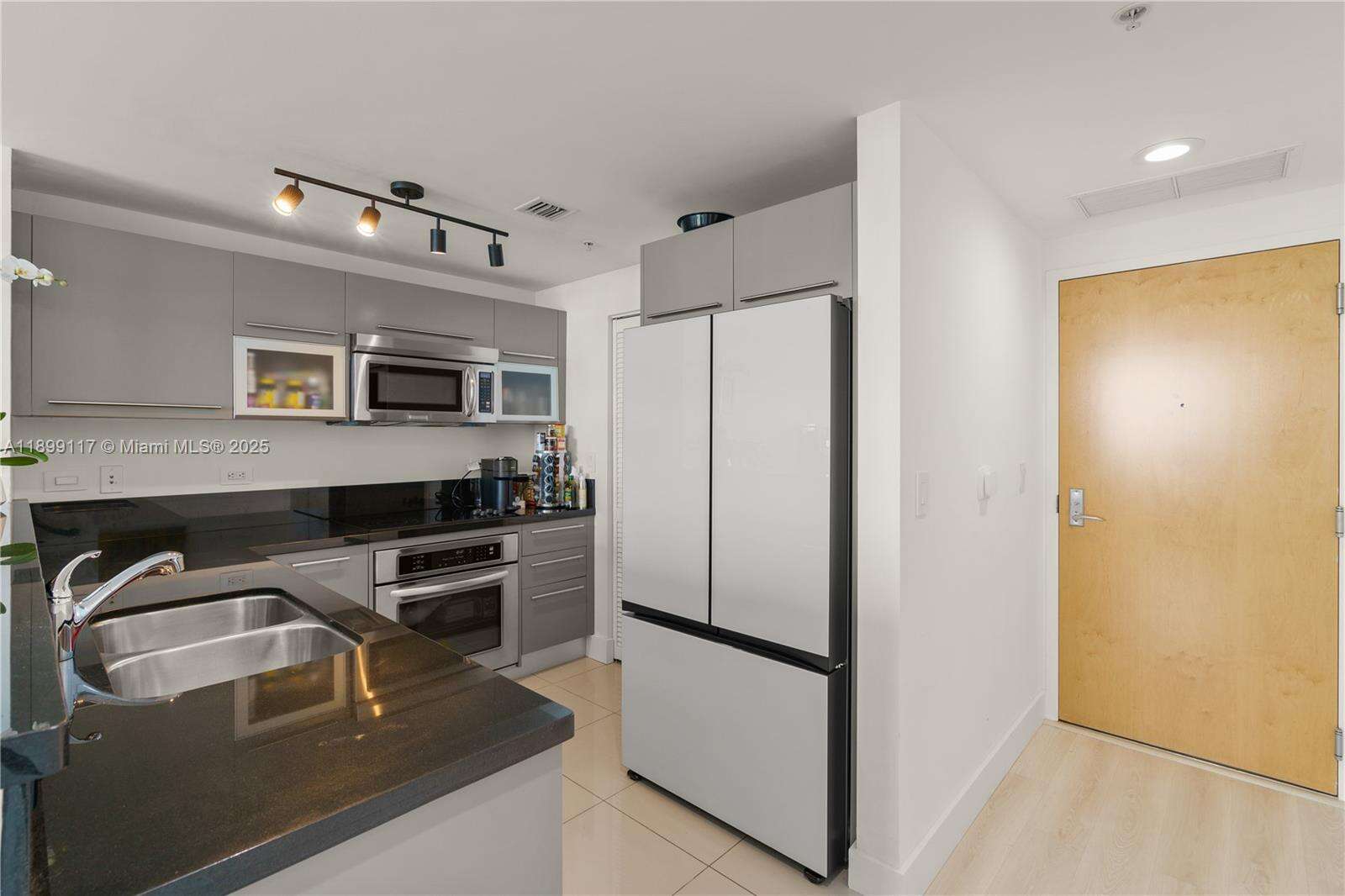 Vizcayne South at 253 2 St, Miami, FL 33132 - For Sale photo 6
