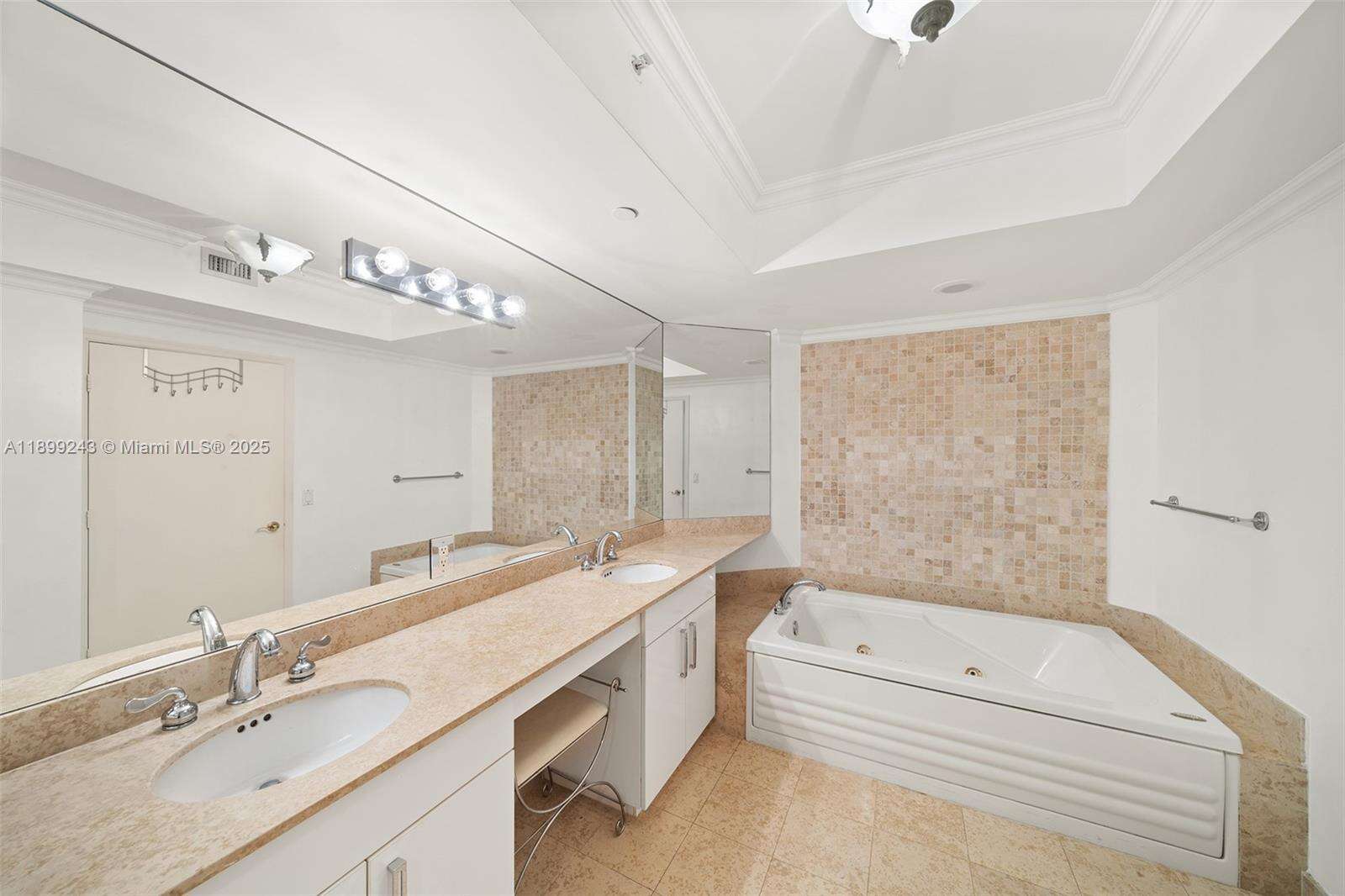 GREEN DIAMOND - 4775 Collins Ave, Miami Beach, FL 33140 | Picture 18