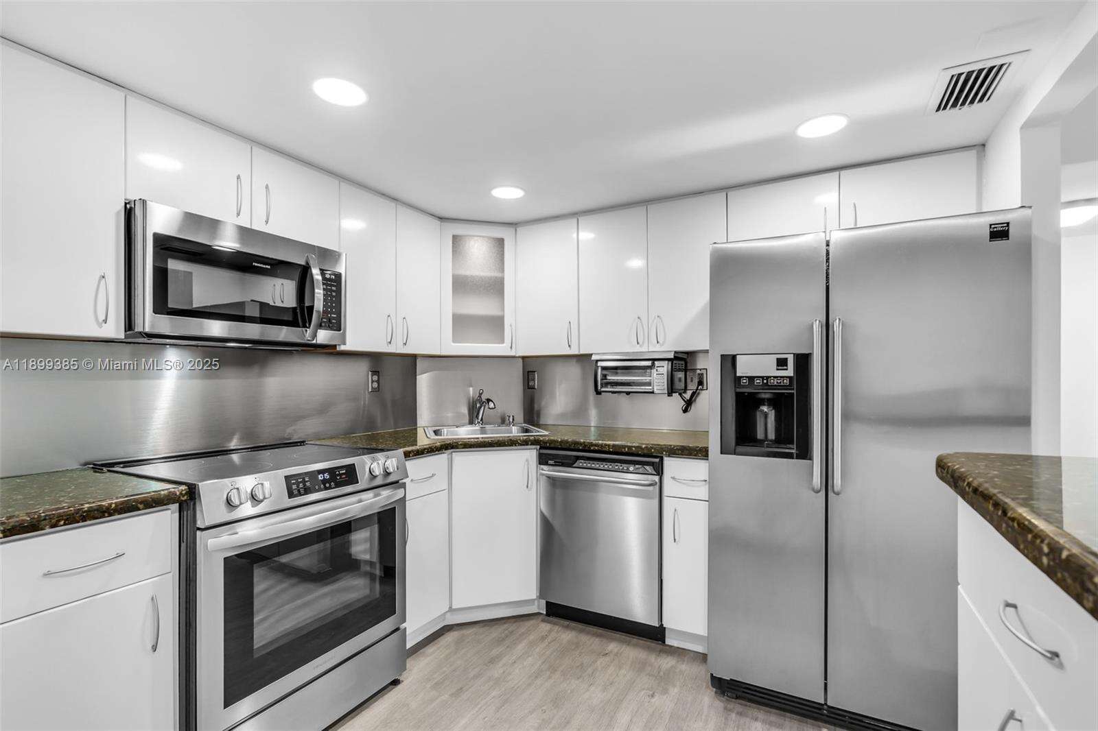 Brickell Bay Club at 2333 Brickell Ave, Miami, FL 33129 - For Sale photo 11