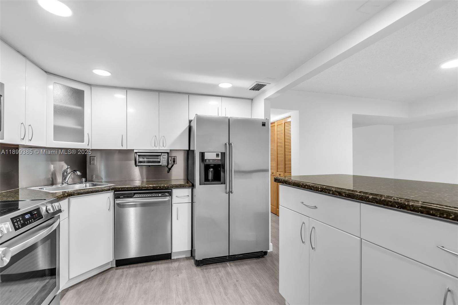 Brickell Bay Club at 2333 Brickell Ave, Miami, FL 33129 - For Sale photo 12