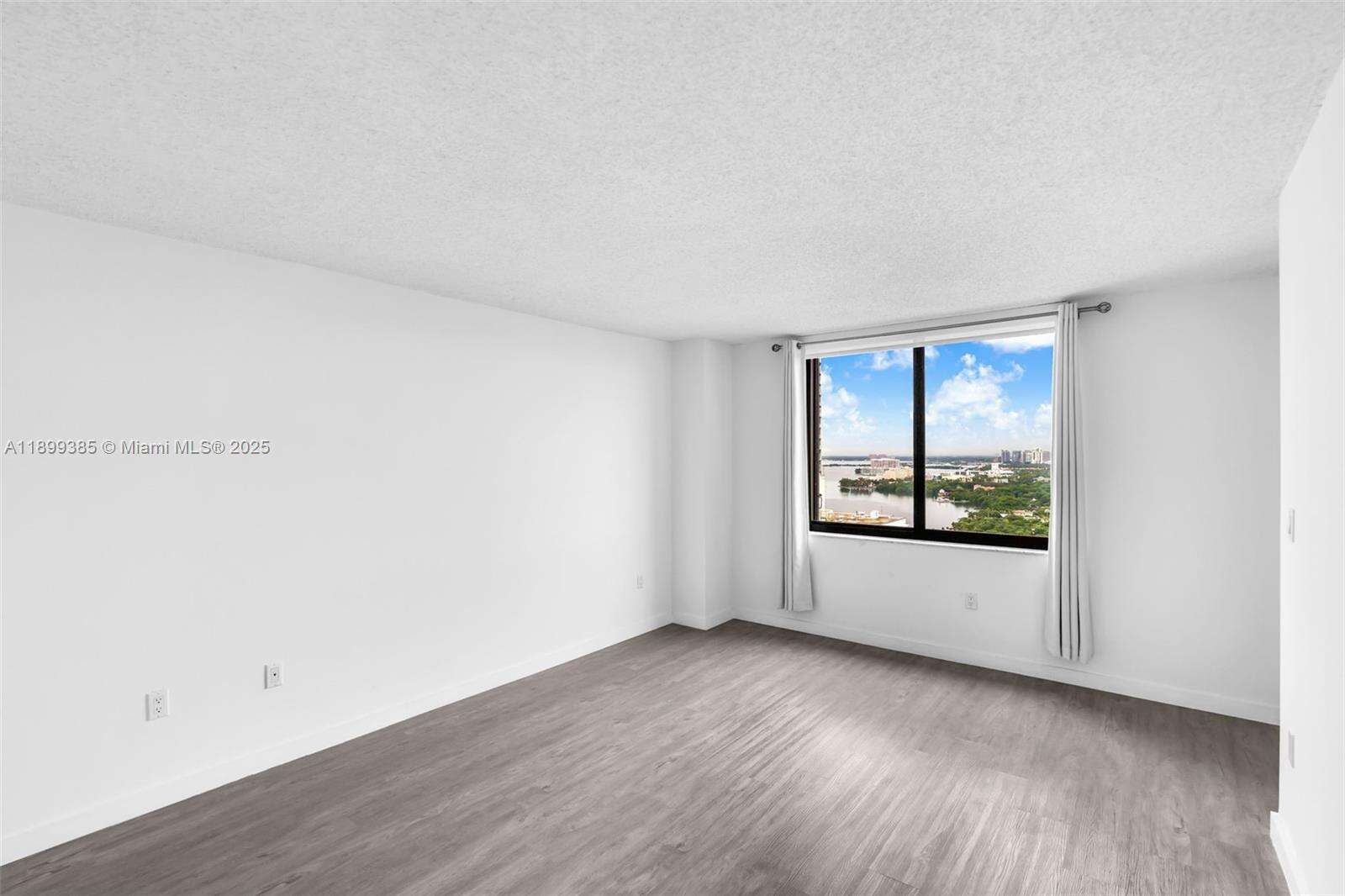 Brickell Bay Club at 2333 Brickell Ave, Miami, FL 33129 - For Sale photo 5