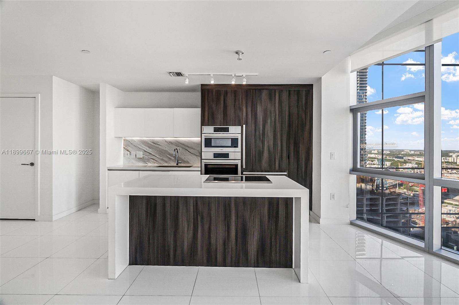 Paramount Miami Worldcenter at 851 1st Ave, Miami, FL 33132 - For Sale photo 2