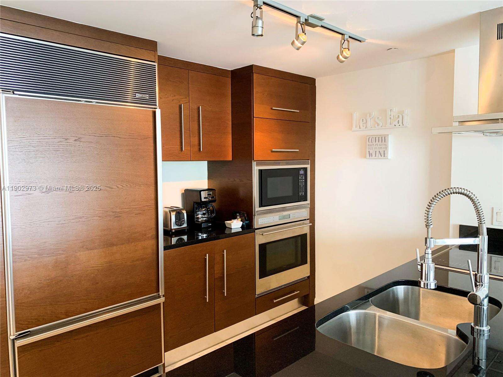 Icon Brickell 3 at Miami, FL 33131 - For Sale photo 5