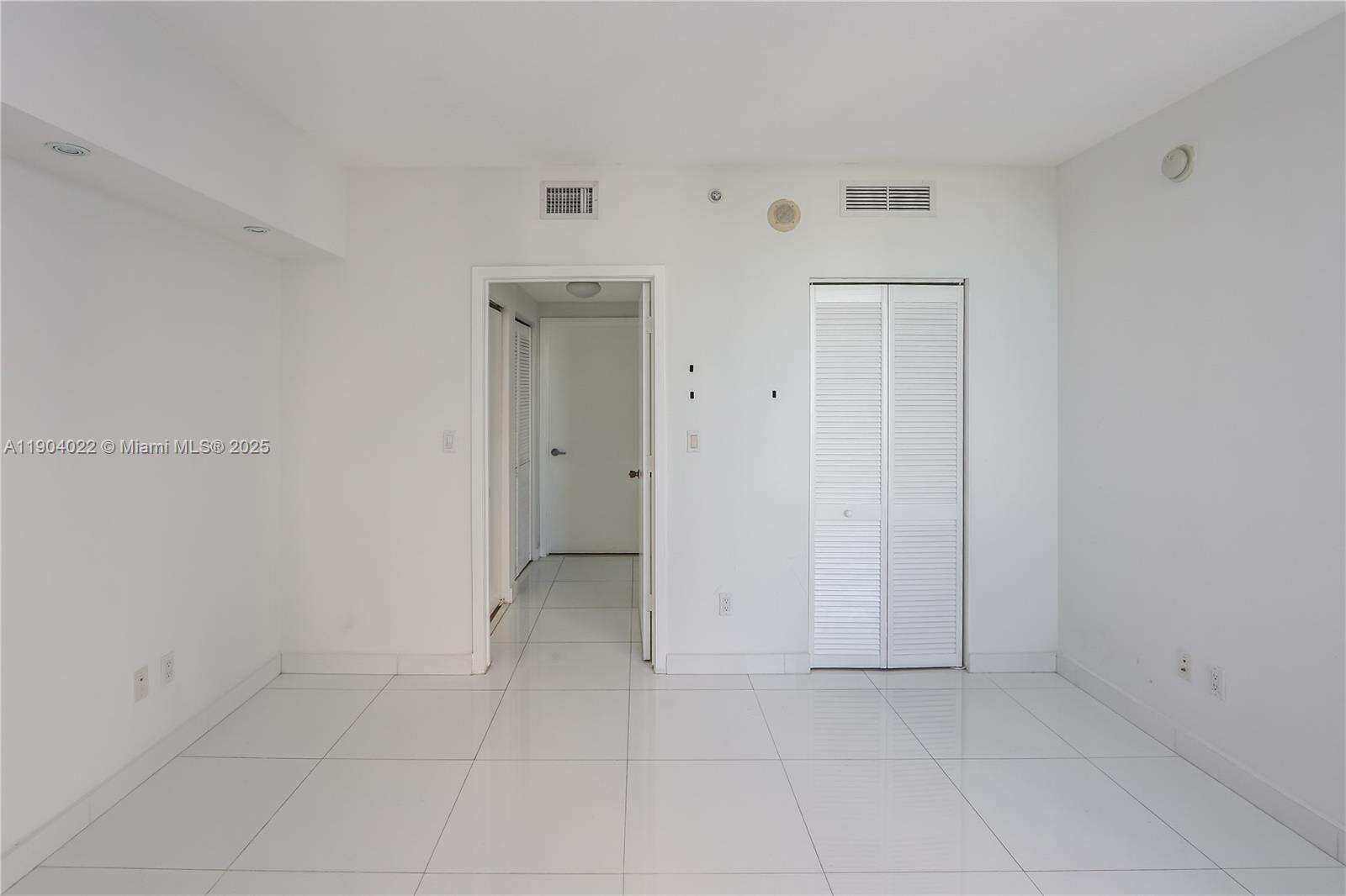 One Miami West at 325 Biscayne Blvd, Miami, FL 33131 - For Sale photo 12