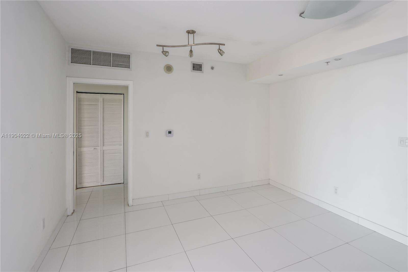 One Miami West at 325 Biscayne Blvd, Miami, FL 33131 - For Sale photo 15