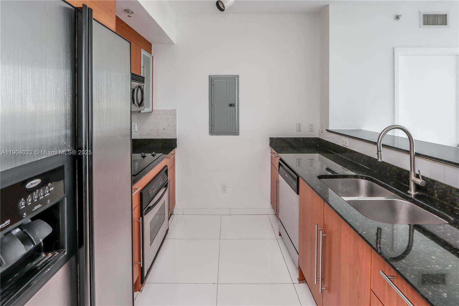 One Miami West at 325 Biscayne Blvd, Miami, FL 33131 - For Sale photo 16