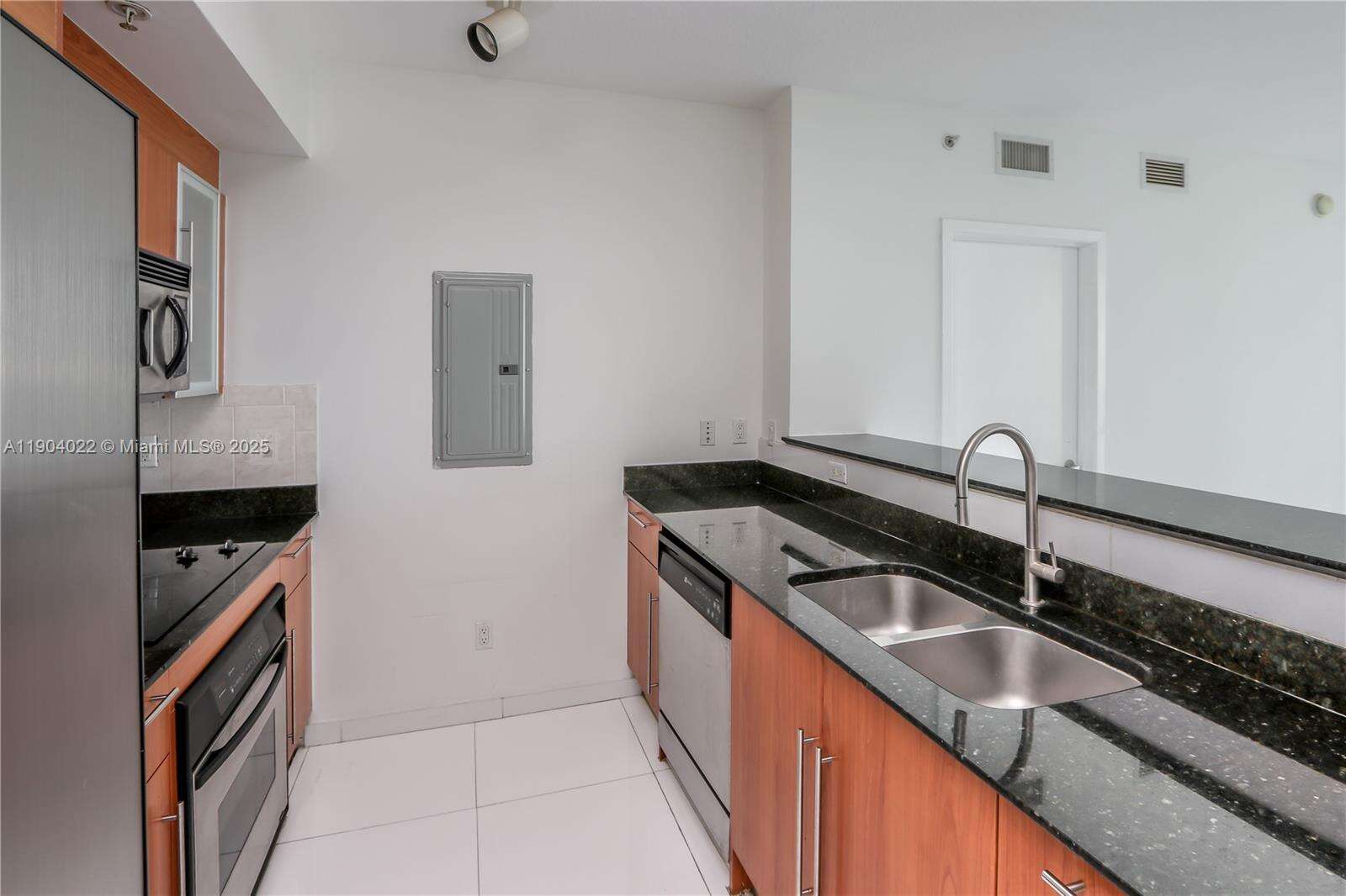 One Miami West at 325 Biscayne Blvd, Miami, FL 33131 - For Sale photo 18