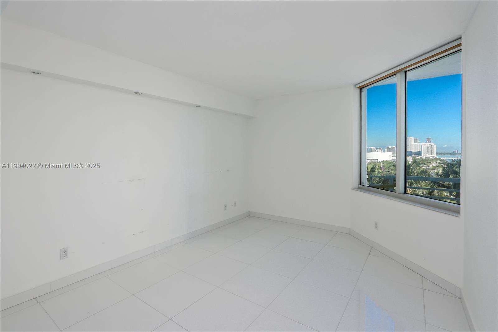 One Miami West at 325 Biscayne Blvd, Miami, FL 33131 - For Sale photo 4