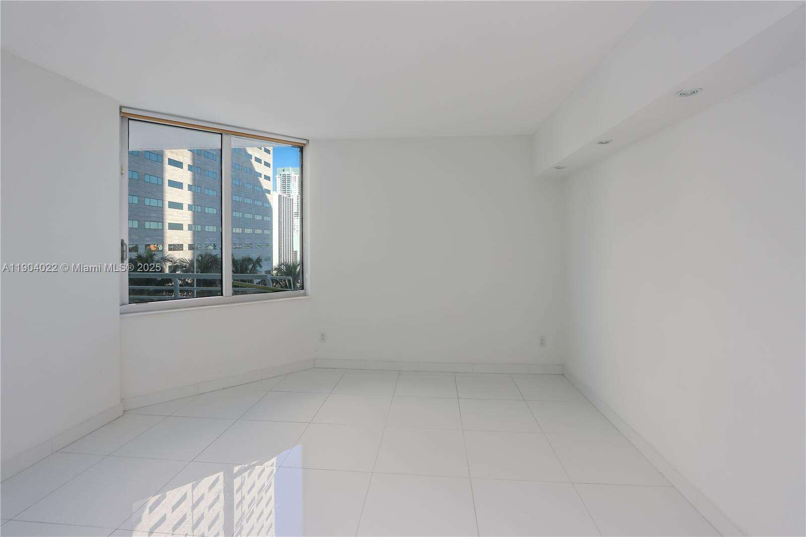 One Miami West at 325 Biscayne Blvd, Miami, FL 33131 - For Sale photo 5