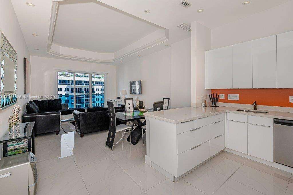 RONEY PALACE - 2301 Collins Ave, Miami Beach, FL 33139 | Picture 3