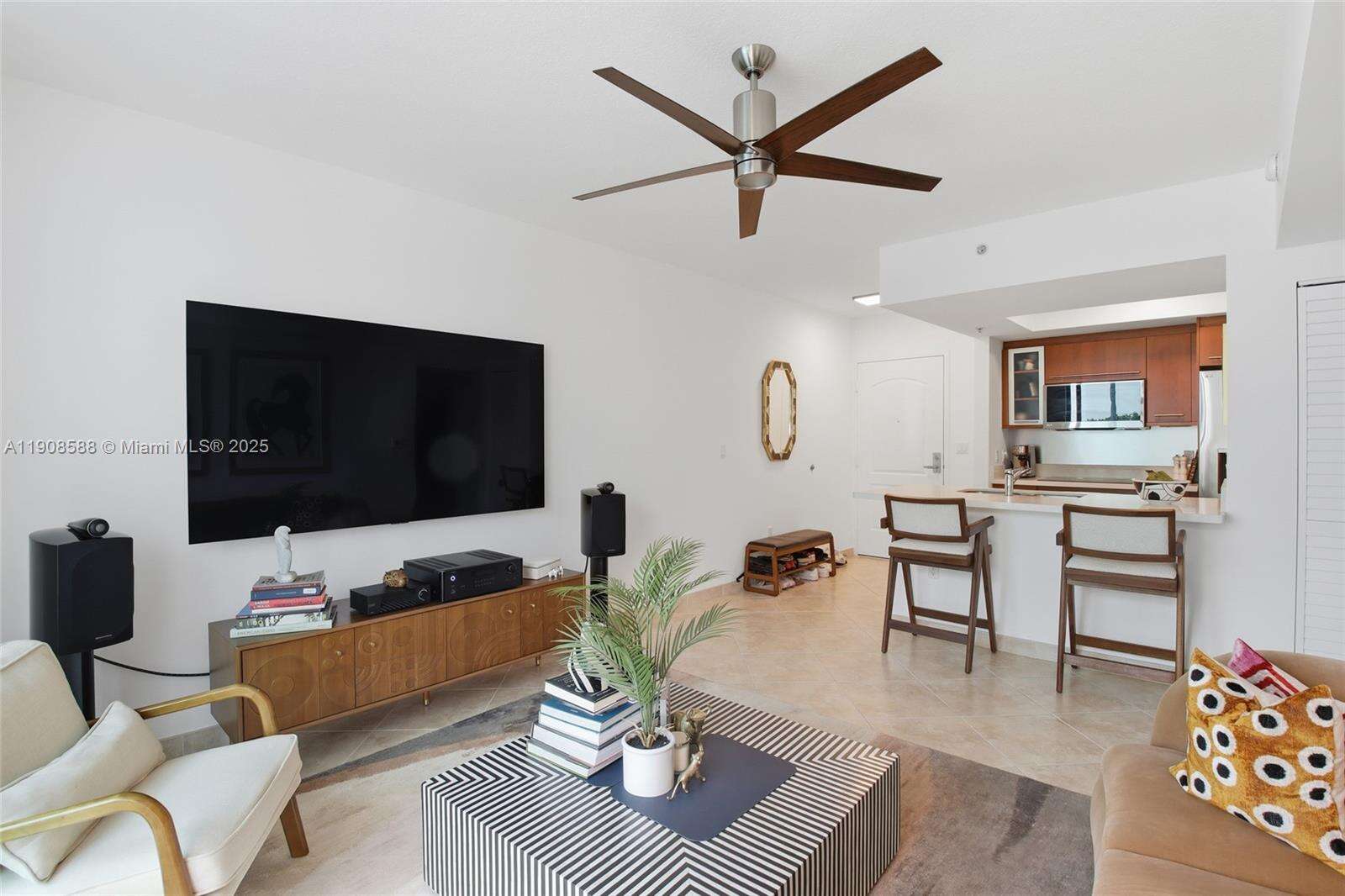 Cosmopolitan at 110 Washington Ave, Miami Beach, FL 33139 - For Sale photo 11