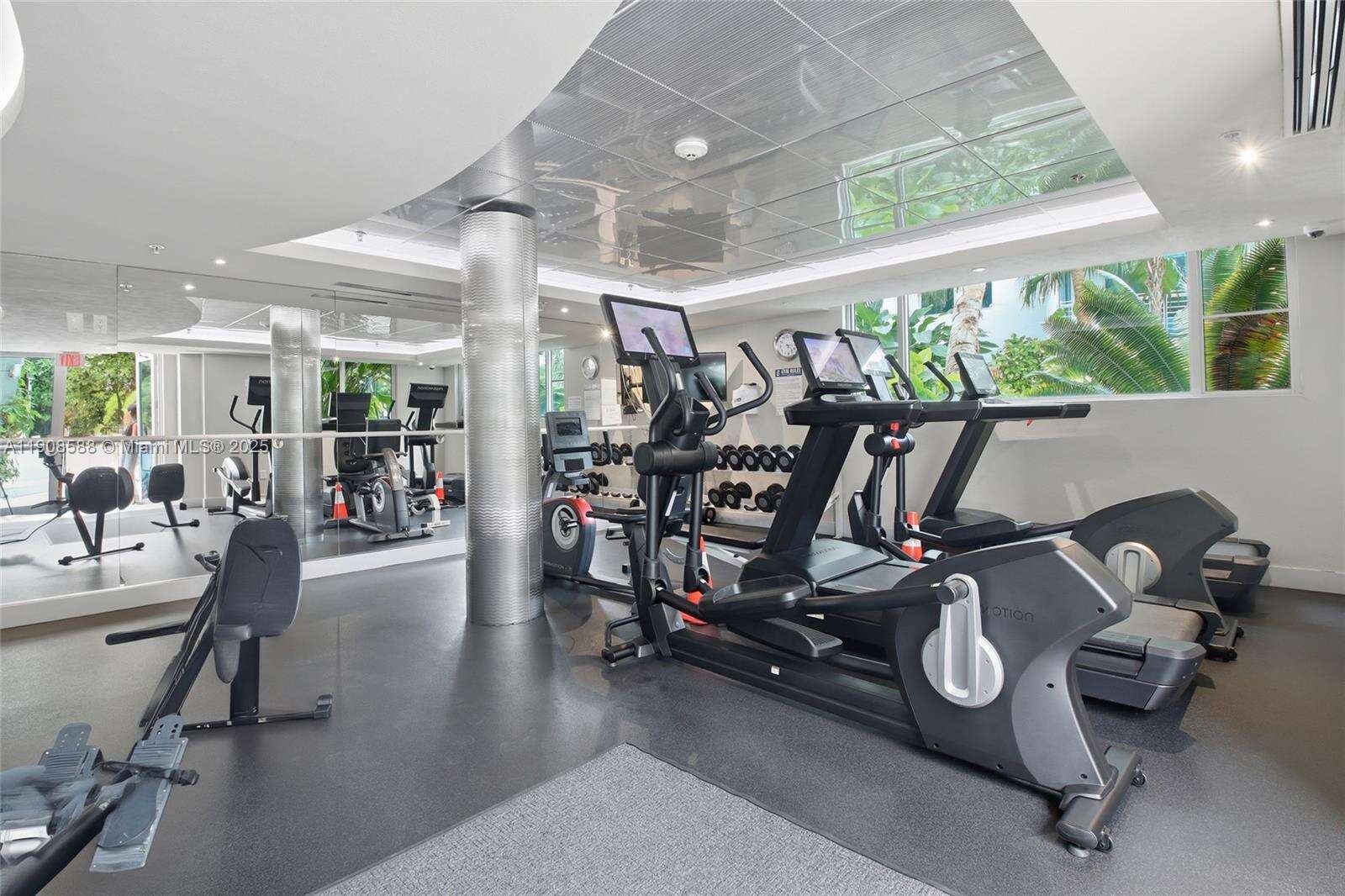 Cosmopolitan at 110 Washington Ave, Miami Beach, FL 33139 - For Sale photo 25