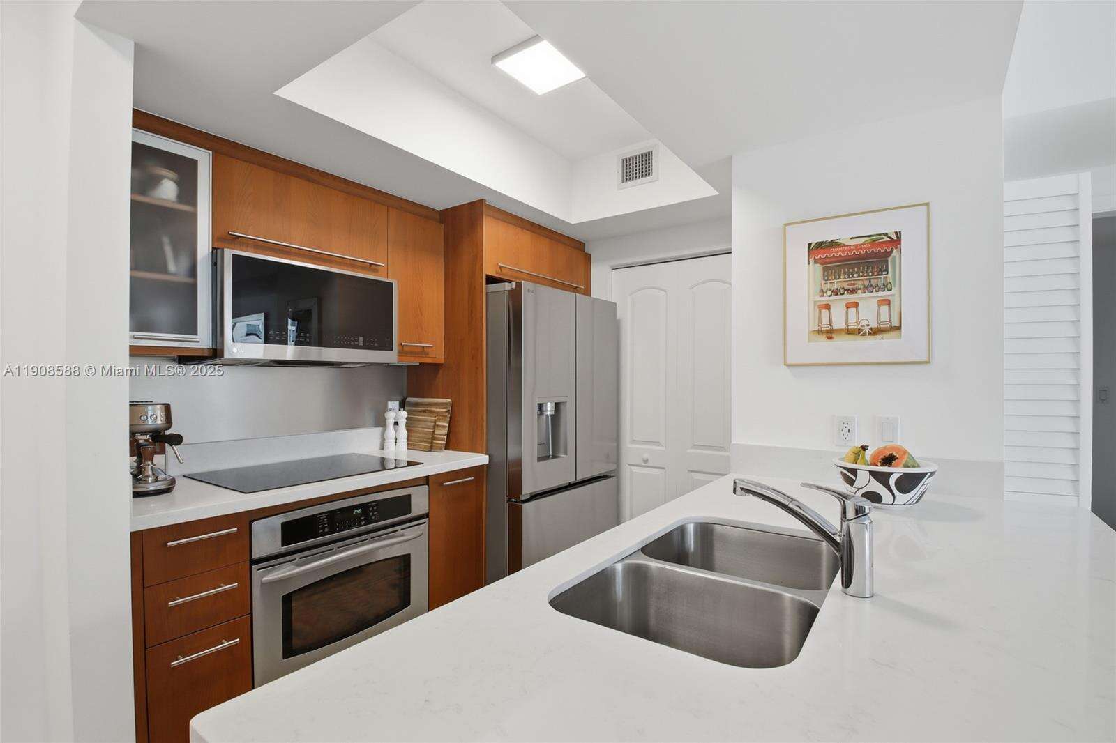 Cosmopolitan at 110 Washington Ave, Miami Beach, FL 33139 - For Sale photo 7