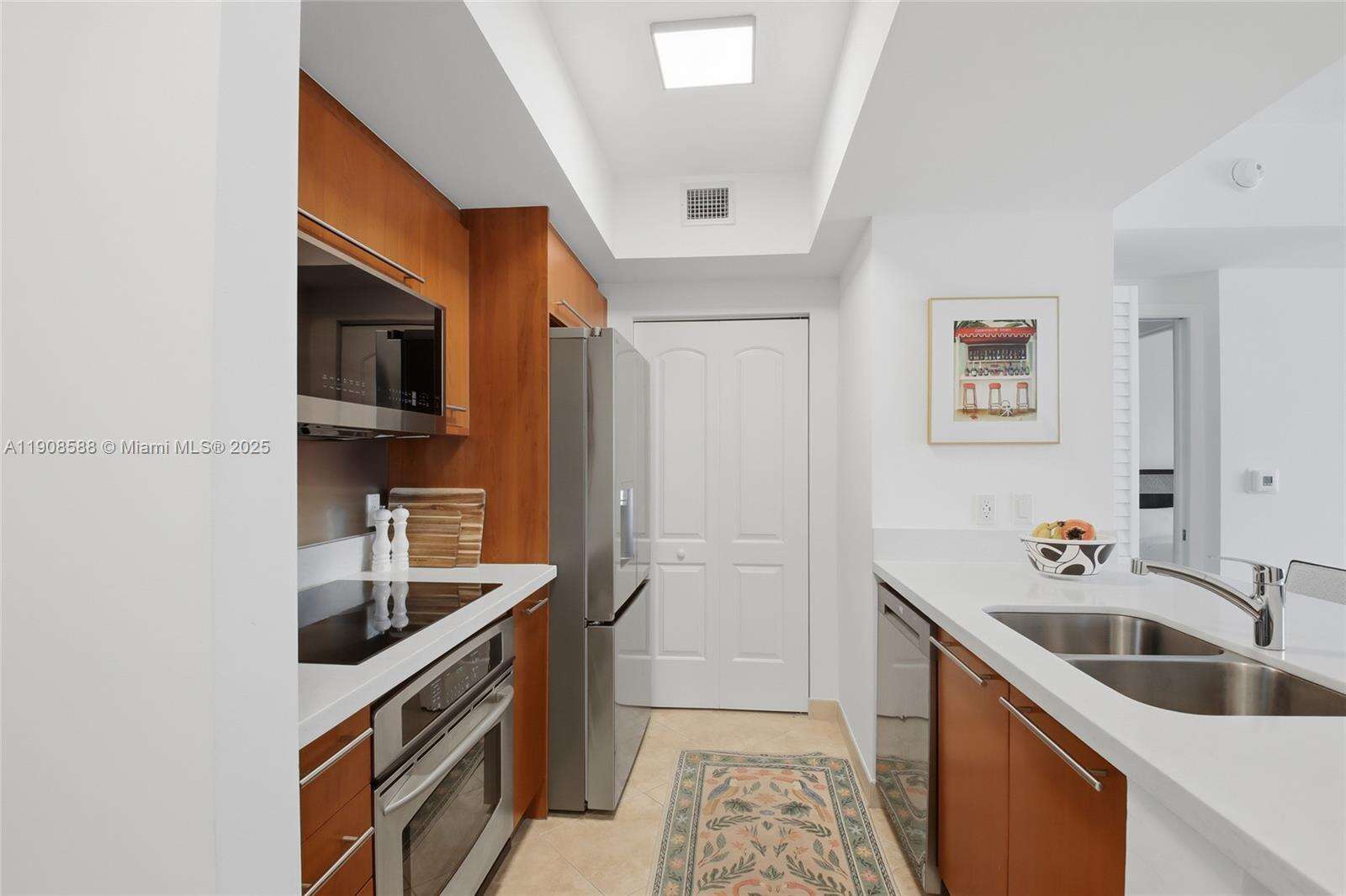 Cosmopolitan at 110 Washington Ave, Miami Beach, FL 33139 - For Sale photo 8