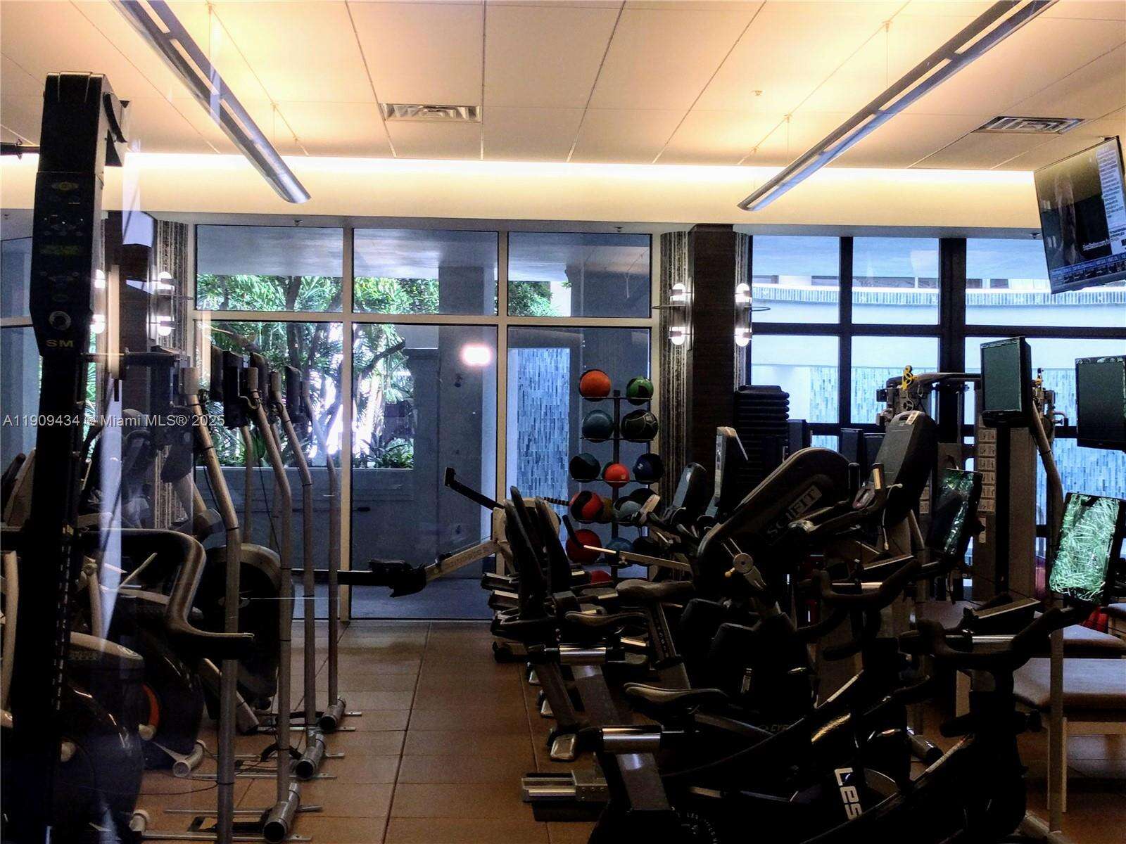 South Tower At The Point at 21055 Yacht Club Dr, Aventura, FL 33180 - For Sale photo 28