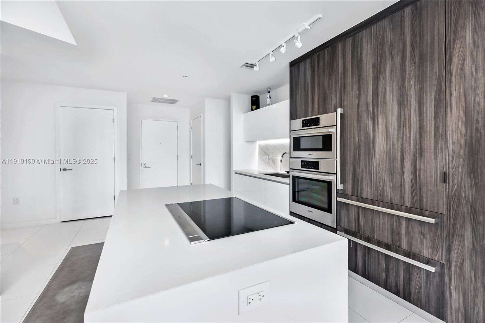 Paramount Miami Worldcenter at 851 1 Ave, Miami, FL 33132 - For Sale photo 4