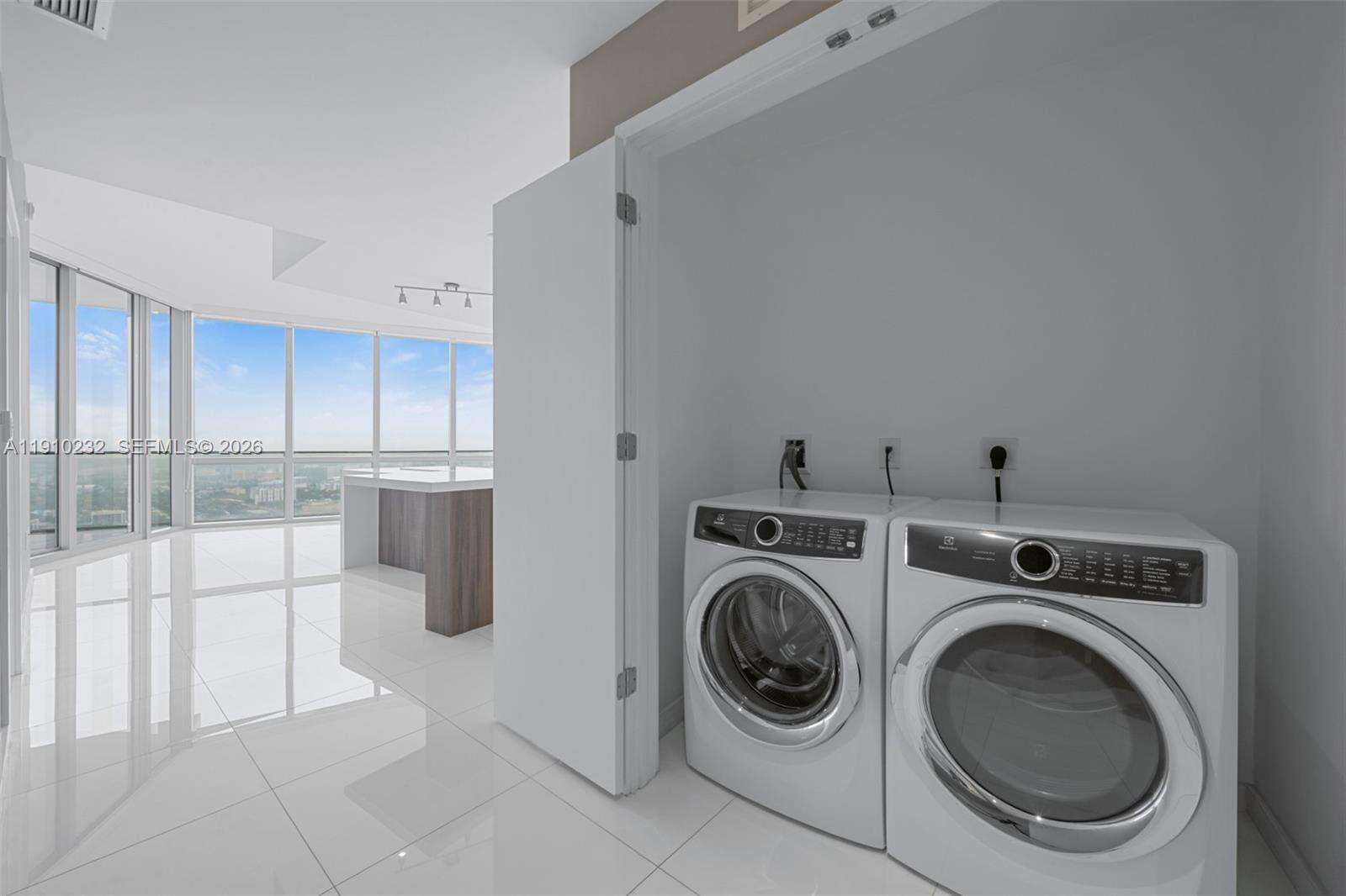 Paramount Miami Worldcenter at 851 1 Ave, Miami, FL 33132 - For Sale photo 11