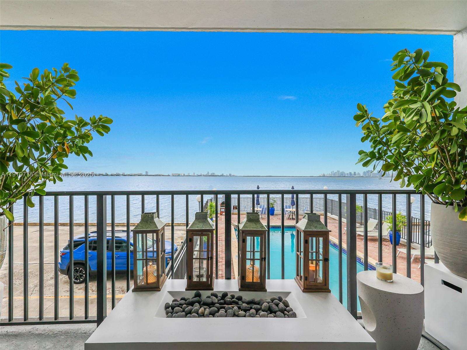 Casa Del Rey Condos for Sale & Rent | Picture 1