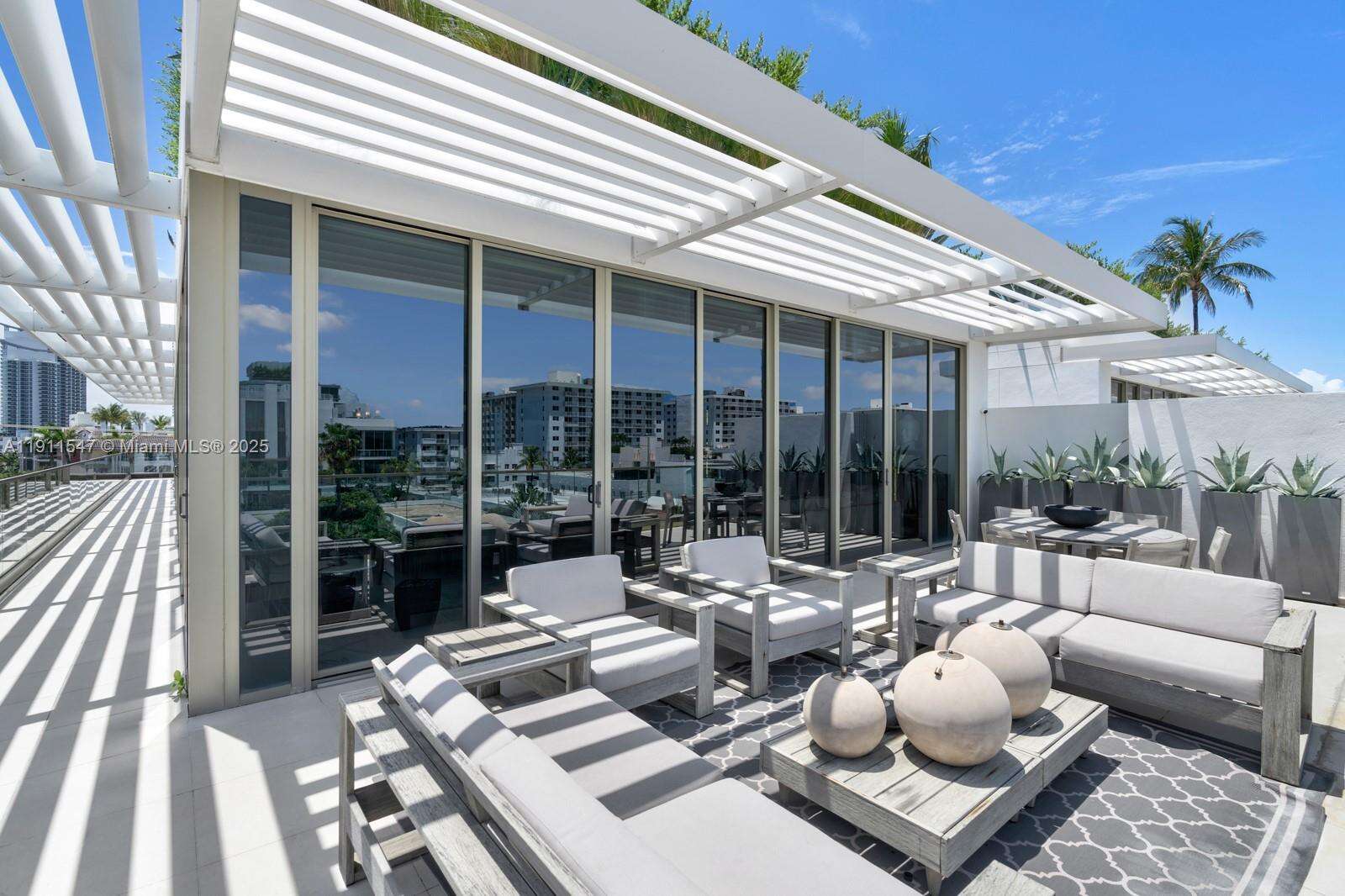 300 COLLINS - 300 Collins Ave, Miami Beach, FL 33139 | Picture 3