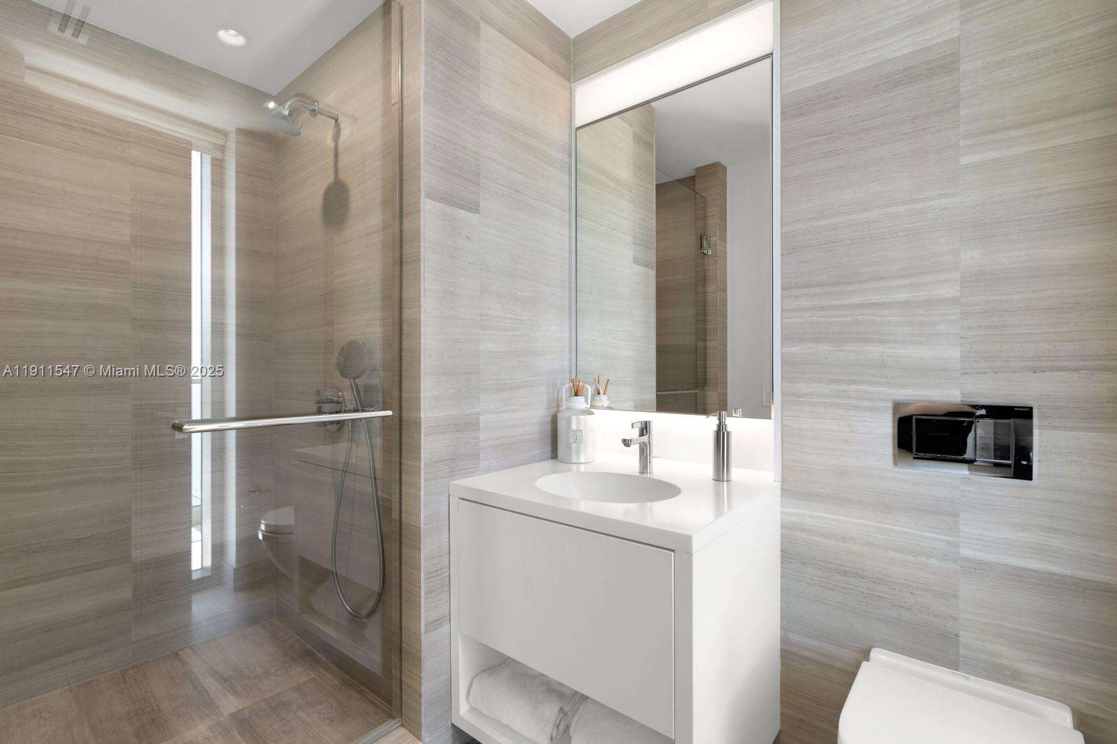 300 COLLINS - 300 Collins Ave, Miami Beach, FL 33139 | Picture 35