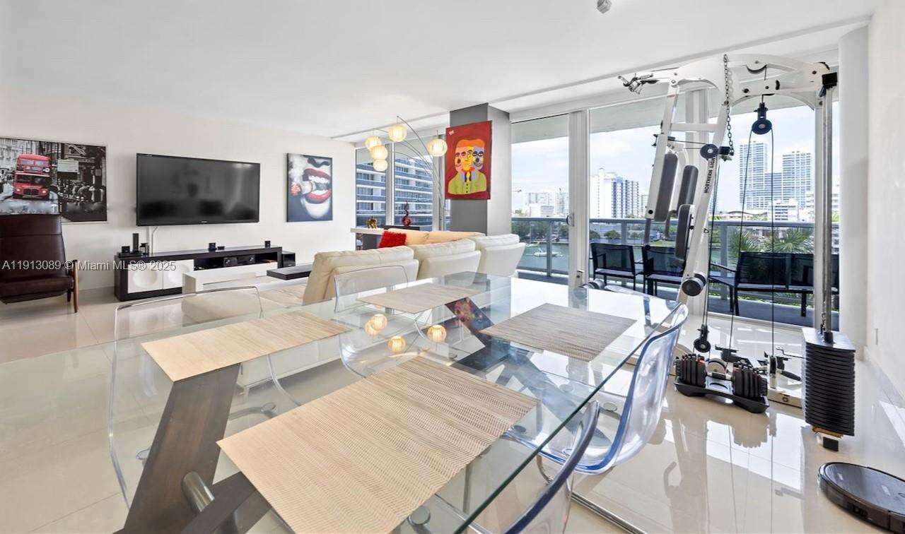 KING COLE - 900 Bay Dr, Miami Beach, FL 33141 | Picture 2