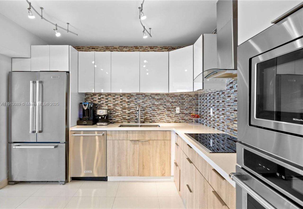 KING COLE - 900 Bay Dr, Miami Beach, FL 33141 | Picture 3