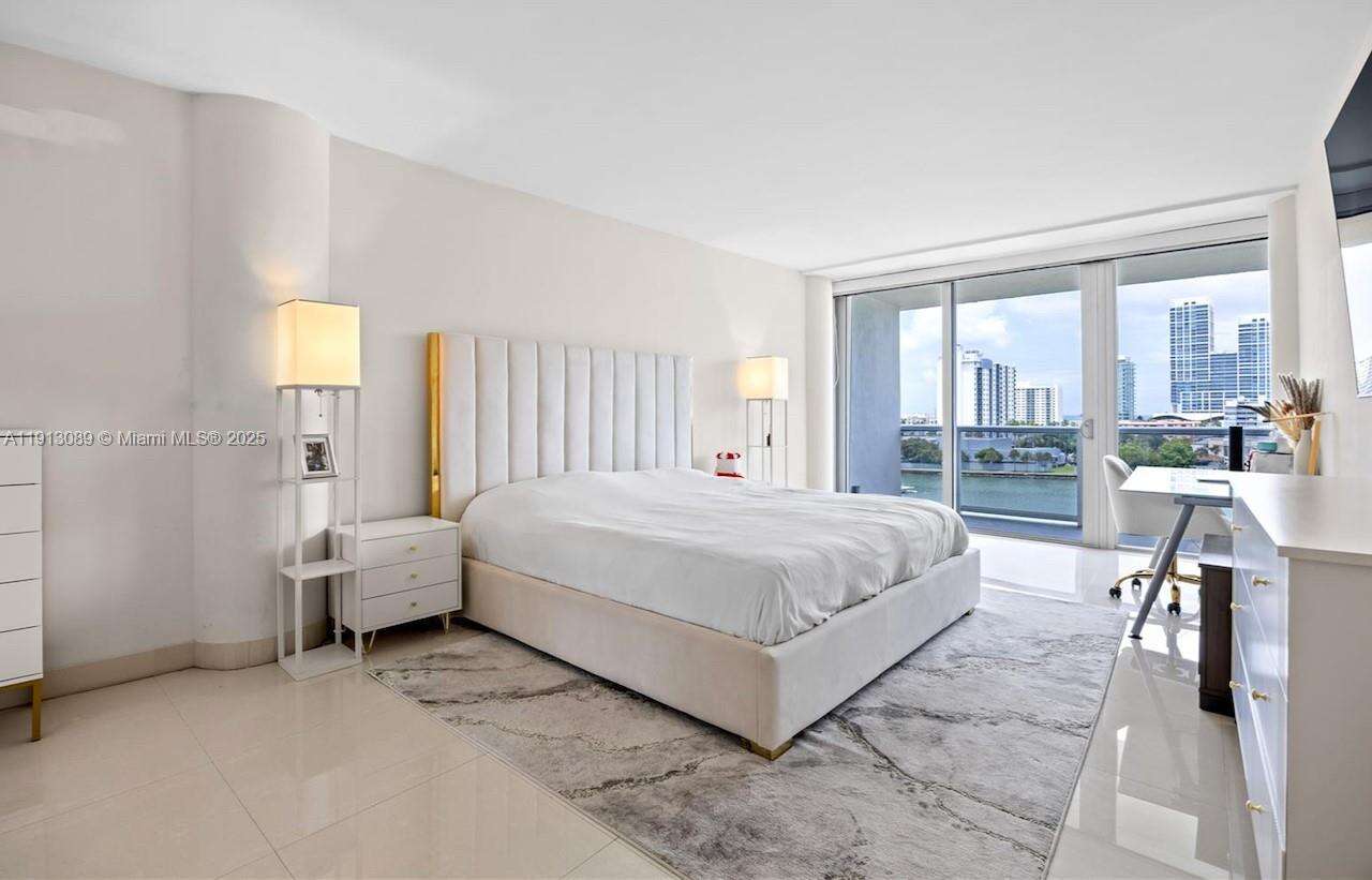 KING COLE - 900 Bay Dr, Miami Beach, FL 33141 | Picture 6