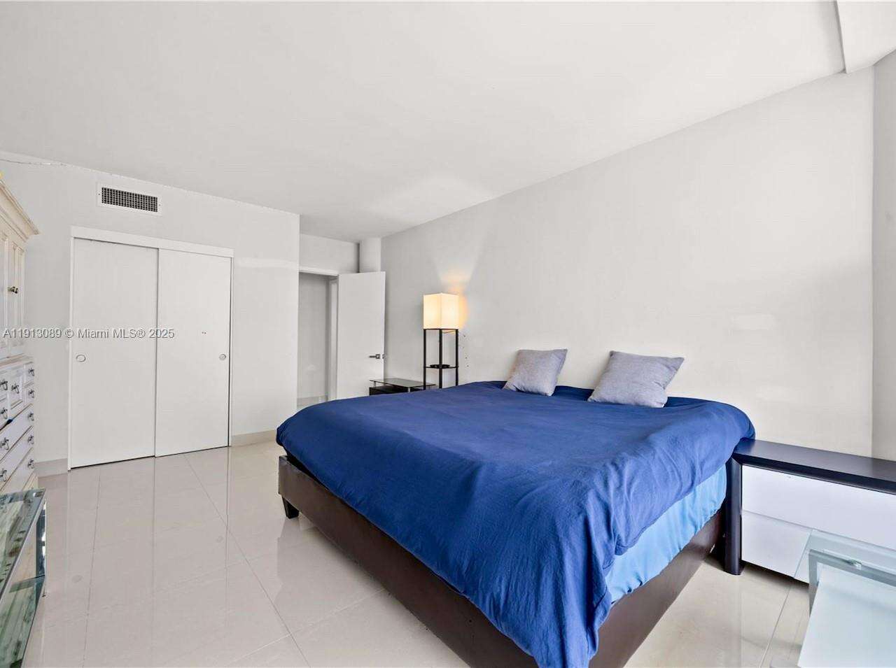 KING COLE - 900 Bay Dr, Miami Beach, FL 33141 | Picture 9