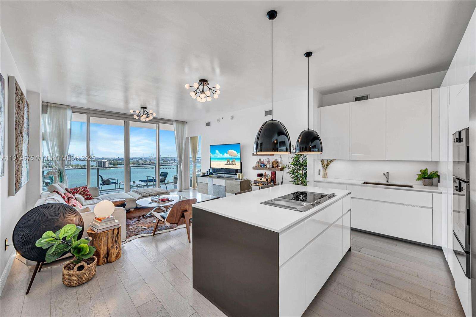 PARAMOUNT BAY - 2020 Bayshore Dr, Miami, FL 33137 | Picture 3