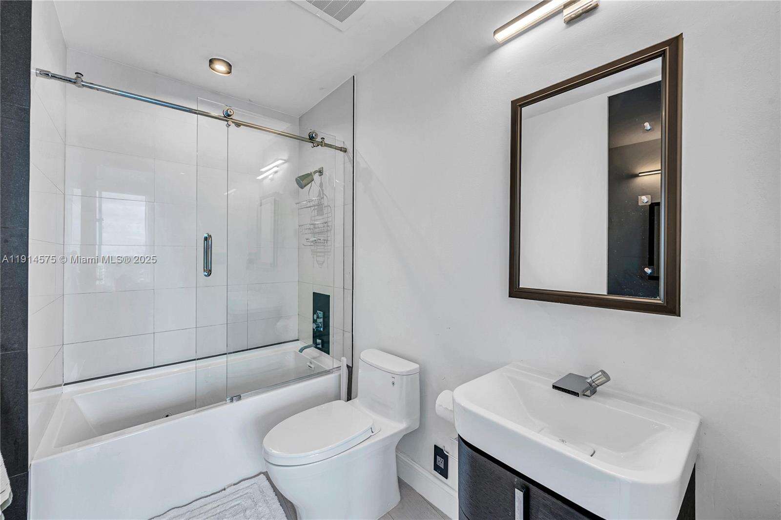 PARAMOUNT BAY - 2020 Bayshore Dr, Miami, FL 33137 | Picture 28