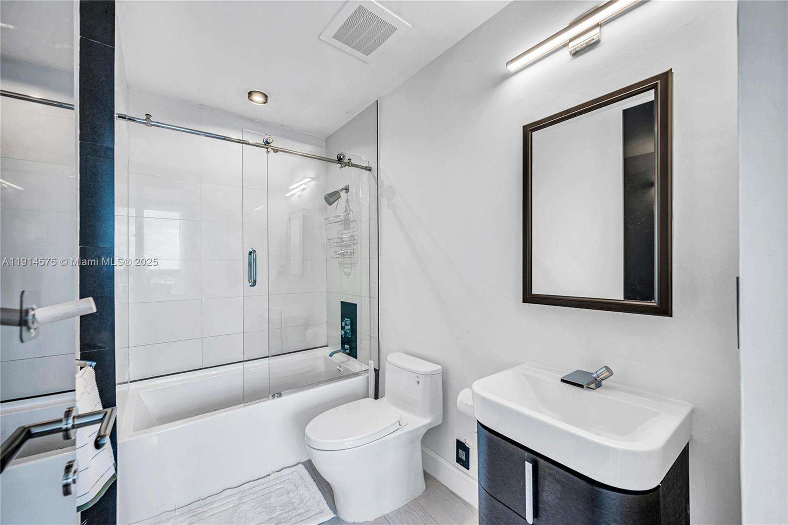 PARAMOUNT BAY - 2020 Bayshore Dr, Miami, FL 33137 | Picture 32
