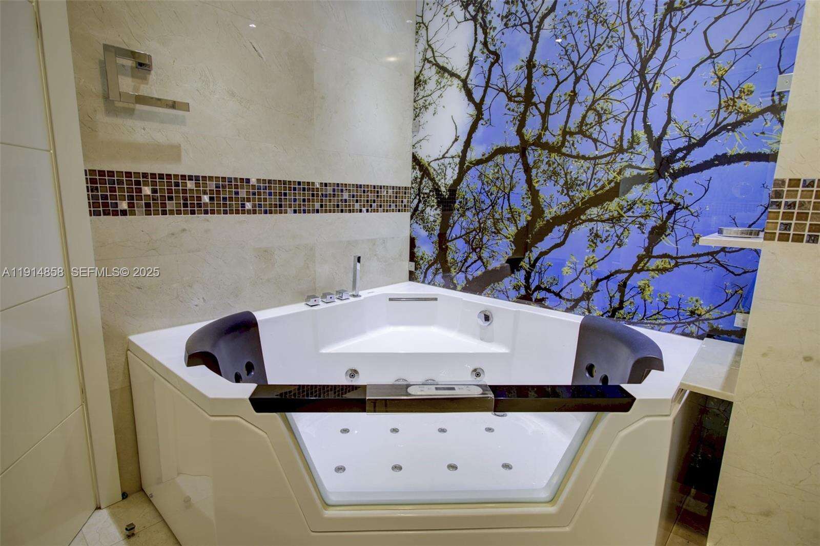 GREEN DIAMOND - 4775 Collins Ave, Miami Beach, FL 33140 | Picture 19