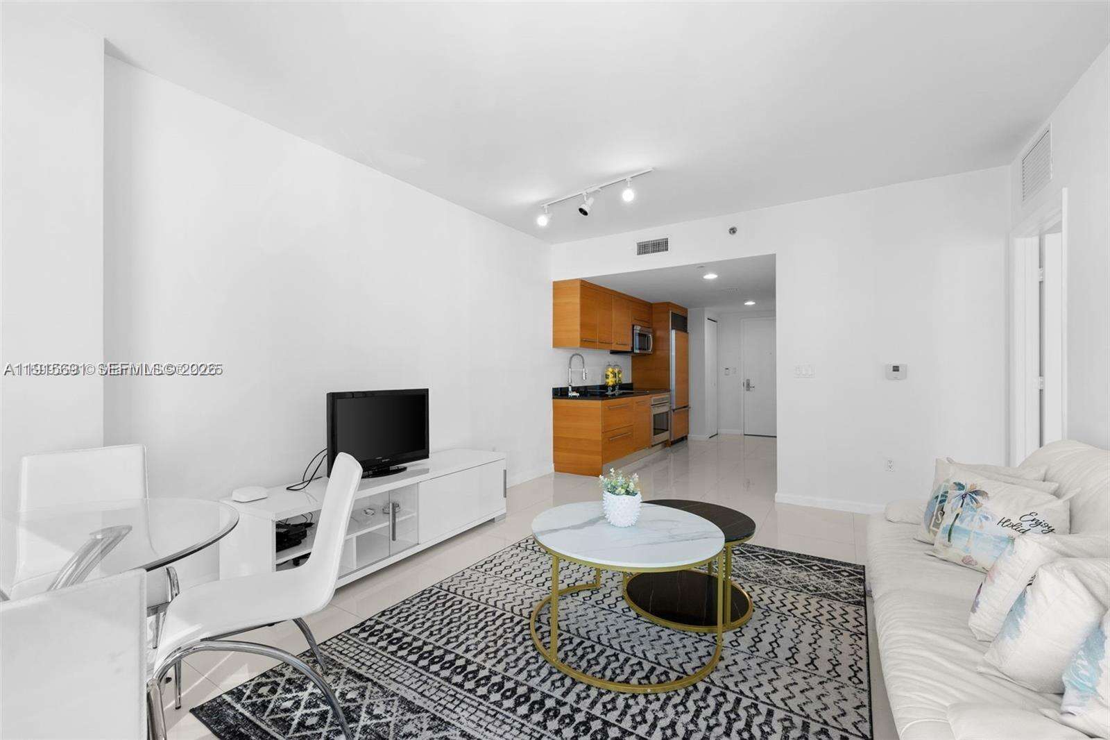 Icon Brickell 2 at 495 Brickell Ave, Miami, FL 33131 - For Sale photo 9
